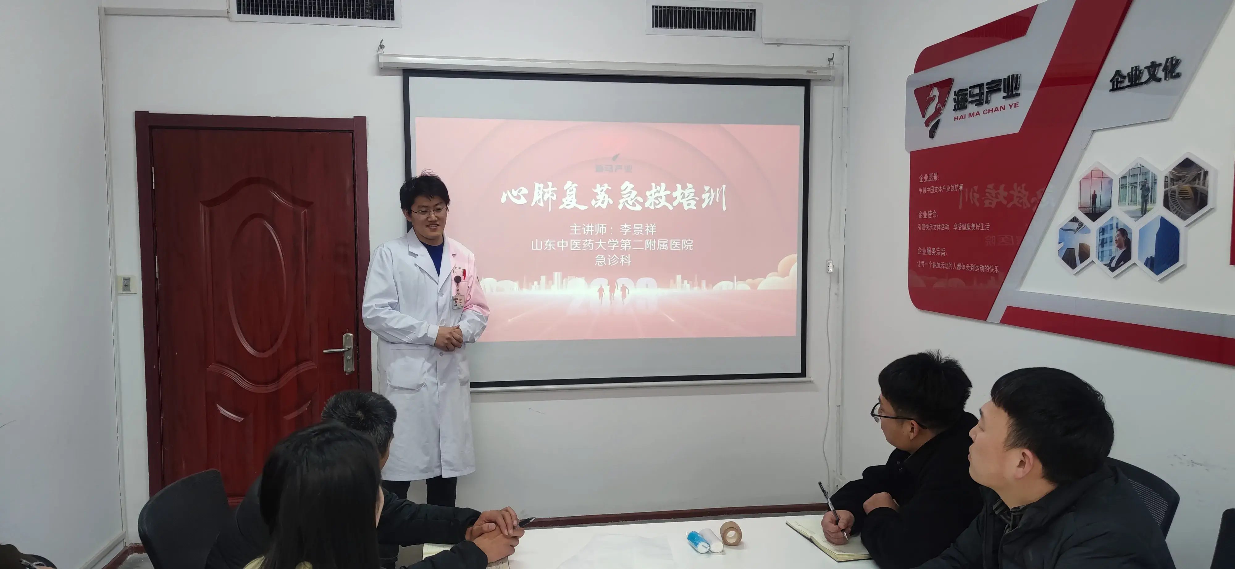 28圈组织进行心肺复苏急救培训